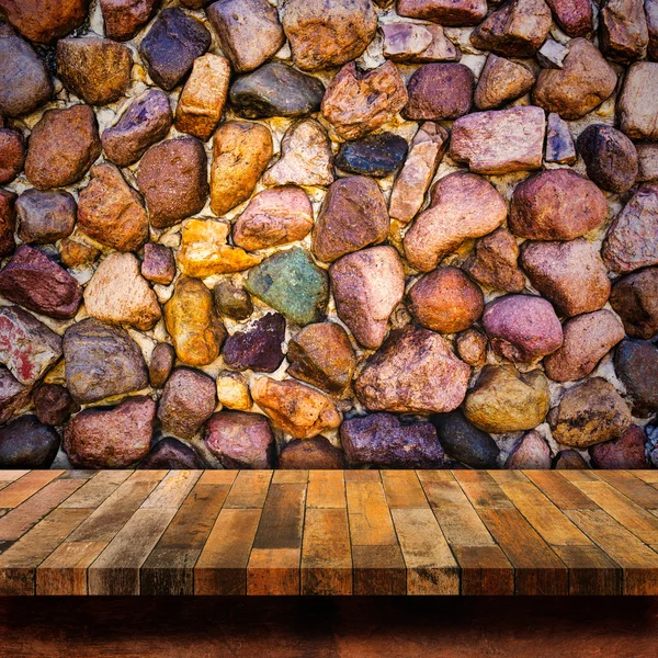 Leere Platte des alten Holztisches mit Steinmauer-Hintergrund. — Stockfoto
