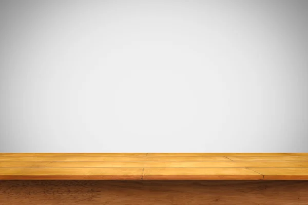 Parte superior vazia da mesa de madeira no fundo branco . — Fotografia de Stock