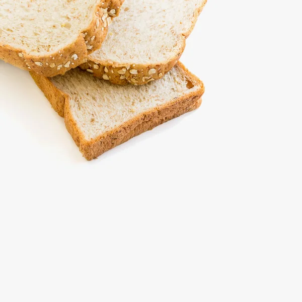 Pan de trigo en rodajas sobre fondo blanco — Foto de Stock