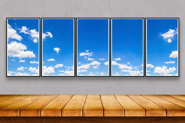 Tampo vazio da mesa de madeira na parede cinzenta e na imagem do céu — Fotografia de Stock