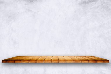Çıplak beton arka plan ile boş ahşap raf.