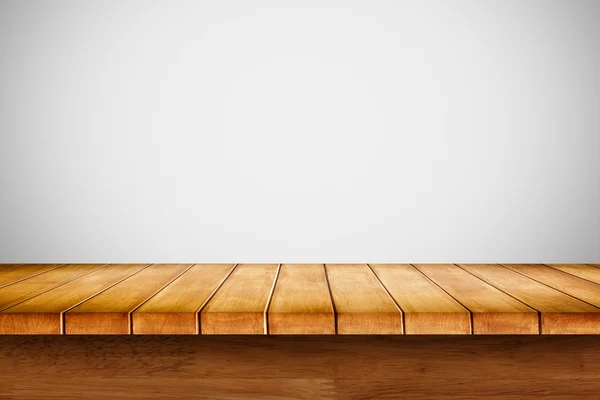 Boş tablosunun üst kısmındaki ahşap beyaz arka plan üzerinde. 