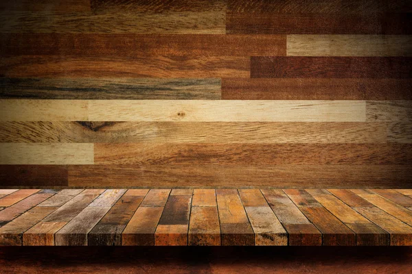 Pusty drewniany stół z drewnianym tłem ściany. — Zdjęcie stockowe