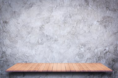 Çıplak beton arka plan ile boş ahşap raf.