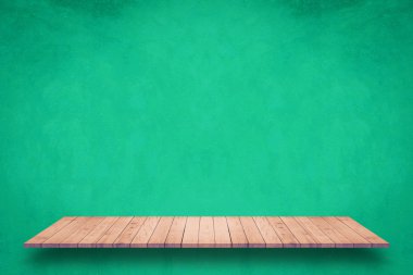 Yeşil duvar arka plan üzerinde ahşap raf.