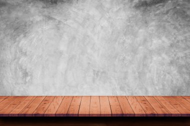 Çıplak beton duvar arka plan ile boş ahşap masa.