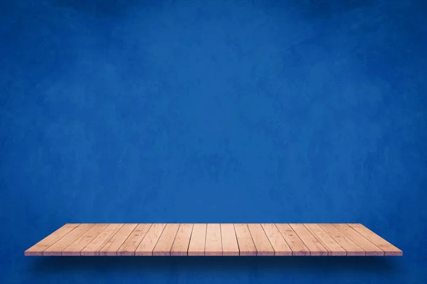 背景の水色の壁に木製の棚. — ストック写真