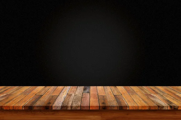 Piano vuoto del tavolo in legno su sfondo nero . — Foto Stock