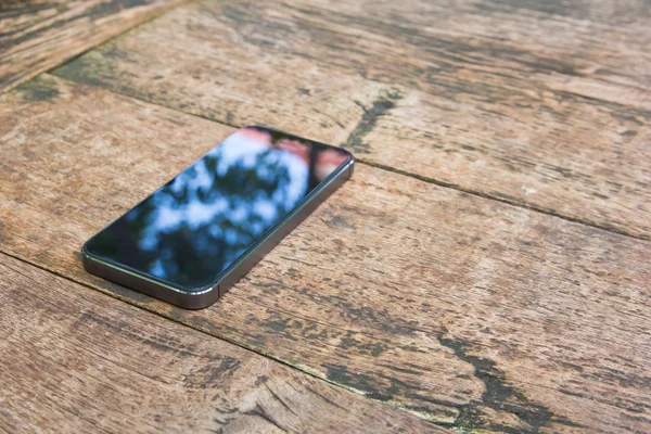 Ahşap masa üstünde Smartphone.