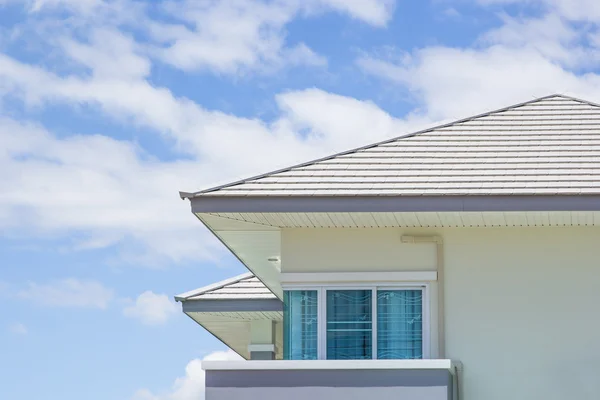 Bygga ett nytt tak av hem — Stockfoto