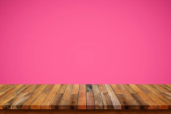 Parte superior vazia da mesa de madeira no fundo da parede gradiente rosa . — Fotografia de Stock