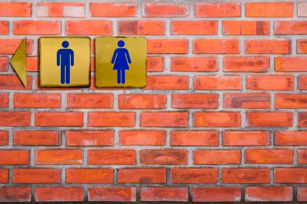 Toilet teken op bakstenen muur achtergrond — Stockfoto