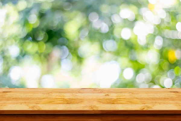 Üres fából készült asztal bokeh absztrakt zöld háttér. — Stock Fotó