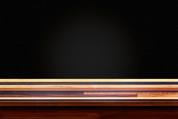 Parte superior vazia da mesa de madeira no fundo preto . — Fotografia de Stock