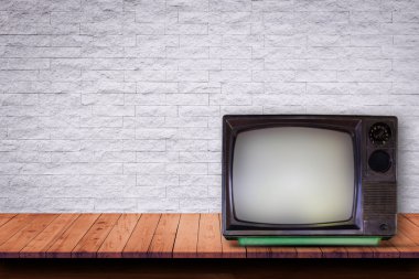 Ahşap masa üzerinde eski Tv.