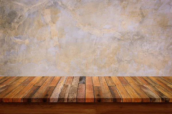 Pusty drewniany stół z gołej ściany betonowe podłoże. — Zdjęcie stockowe