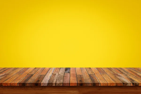 Mesa de madeira vazia com fundo de parede gradiente amarelo . — Fotografia de Stock