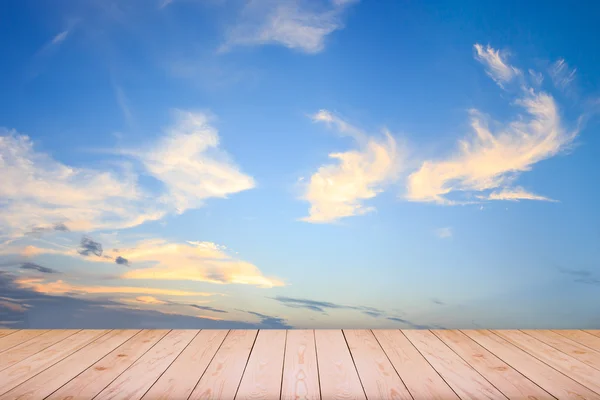 Dřevěné podlahy s modrou oblohou — Stock fotografie