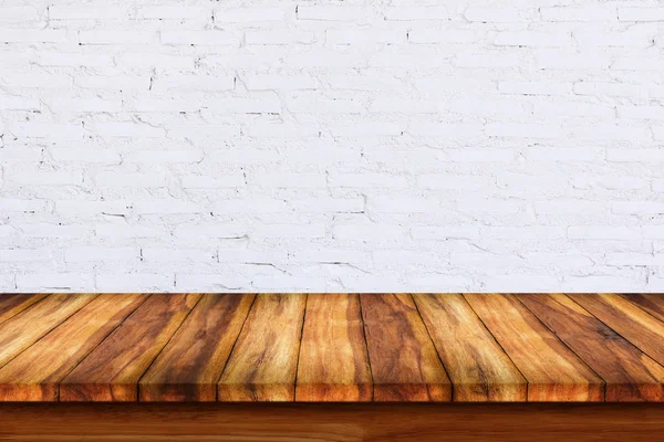 Pusty góry drewniany stół z cegły białe tło. — Zdjęcie stockowe
