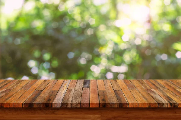 Üres fából készült asztal bokeh absztrakt zöld háttér. — Stock Fotó