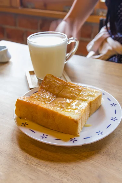 Pain grillé tranché au beurre et au sucre — Photo