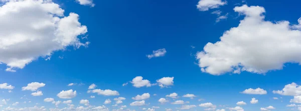 美丽的全景蓝天和有日光背景的云彩 — 图库照片