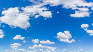 Güzel mavi gökyüzü ve gün ışığı ile bulutlar doğal arka plan.