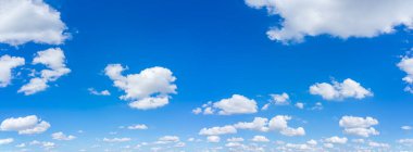 Güzel bir manzara mavi gökyüzü ve gün ışığıyla bulutlar doğal arka plan.