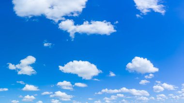 Güzel mavi gökyüzü ve gün ışığı ile bulutlar doğal arka plan.