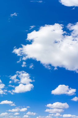 Güzel mavi gökyüzü ve gün ışığı ile bulutlar doğal arka plan.