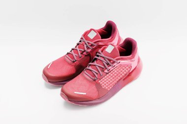 Beyaz arkaplanda kırmızı spor ayakkabı.