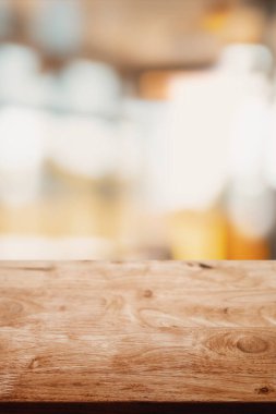 Soyut modern oturma odası tarzına sahip ahşap masanın üstü boş..