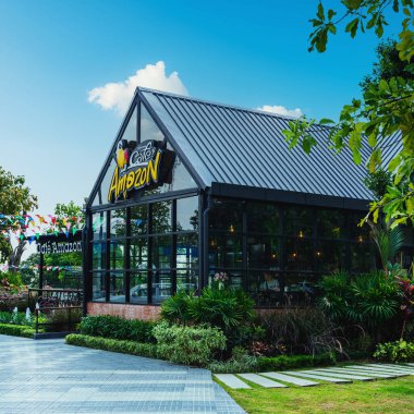 Buriram, Tayland - 3 Nisan 2019: PTT Petrol istasyonundaki Kafe Amazon dükkanı 3 Nisan 2019 tarihinde Buriram, THAILAND. Tayland 'da ünlü bir Tayland kahve dükkanı..