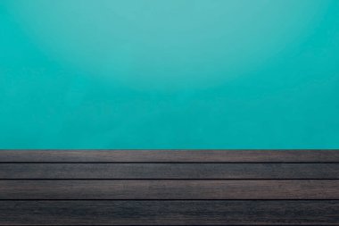 Soyut yeşil duvar arkaplanı olan boş ahşap masa. Ürünlerinizi görüntülemek veya montajlamak için.