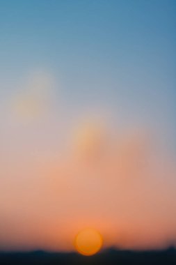 soyut bulanık mavi gökyüzü ve bulutlar sabah doğal arkaplanda.