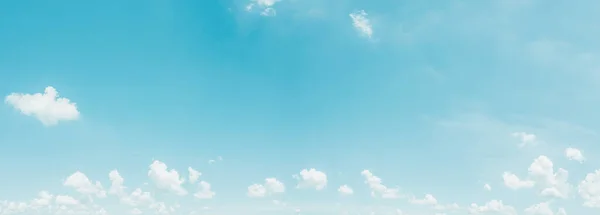 Panorama Mavi Gökyüzü Gün Işığı Doğal Arkaplan Bulutları Klasik Renk — Stok fotoğraf