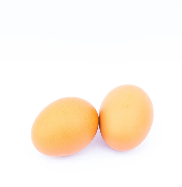 白色背景的新鲜鸡蛋 — 图库照片