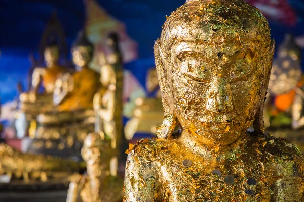 Estátua de Buda no templo tailandês — Fotografia de Stock