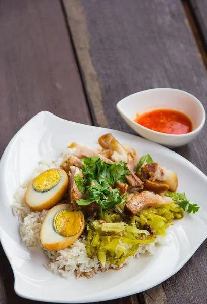 Pierna de cerdo estofada sobre arroz —  Fotos de Stock