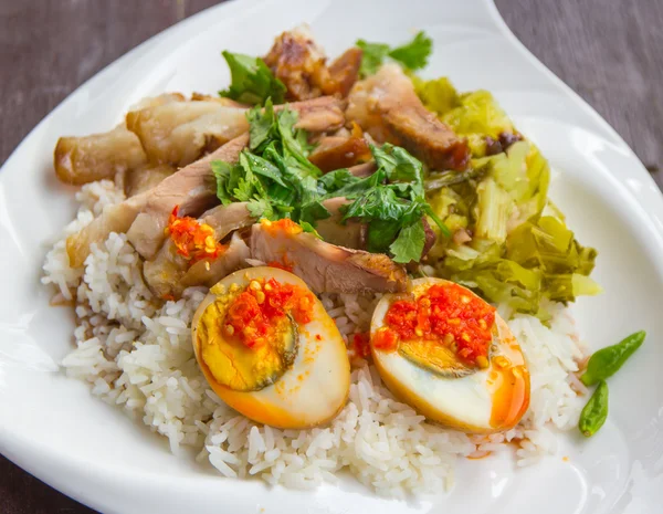 Pierna de cerdo estofada sobre arroz —  Fotos de Stock