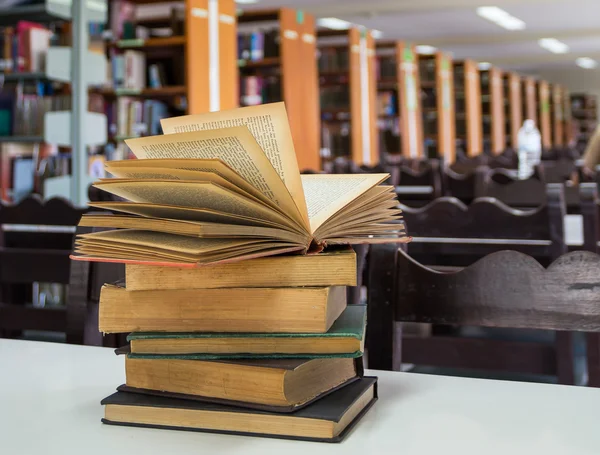 Masanın üzerinde açık bir kitap. — Stok fotoğraf