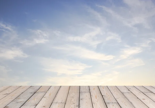 Madera y cielo azul — Foto de Stock