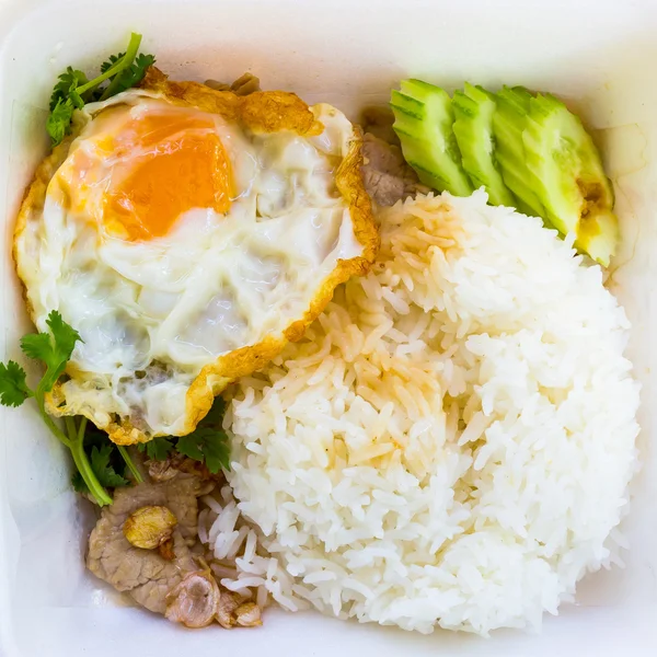 Thailändische Lebensmittel in weißer Schaumstoffbox — Stockfoto