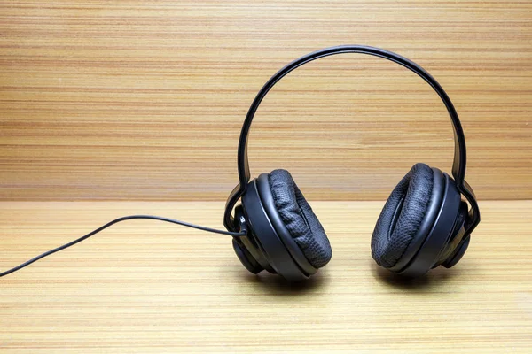 Auriculares sobre fondo de madera — Foto de Stock