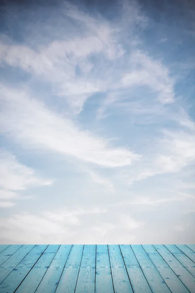 Mavi ahşap ve mavi gökyüzü — Stok fotoğraf
