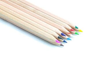 Beyaz üzerine izole edilmiş renkli kalemler