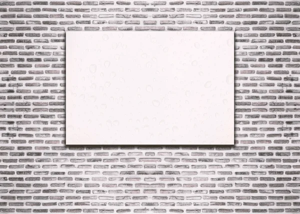Cartel de papel plegado en blanco colgado en la pared de ladrillo viejo — Foto de Stock