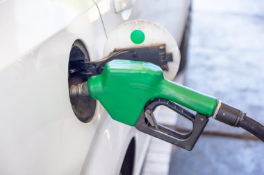 Benzin pompası dolum portre