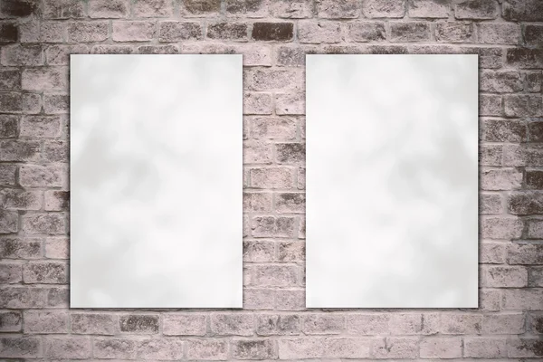 Cartaz de papel dobrado em branco pendurado na parede de tijolo velho — Fotografia de Stock