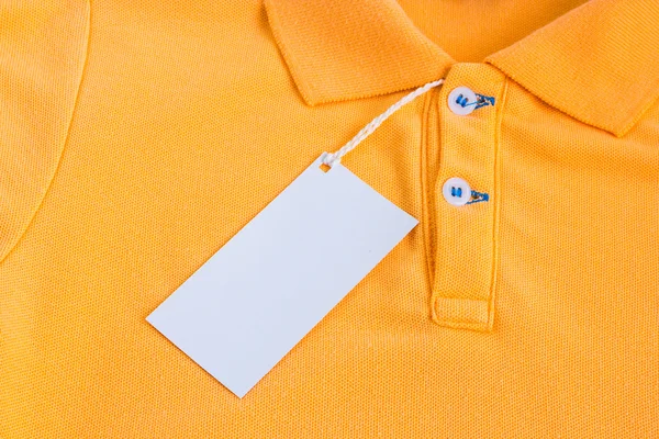 Prázdné bílé label nebo visačky připevněné na tričko — Stock fotografie